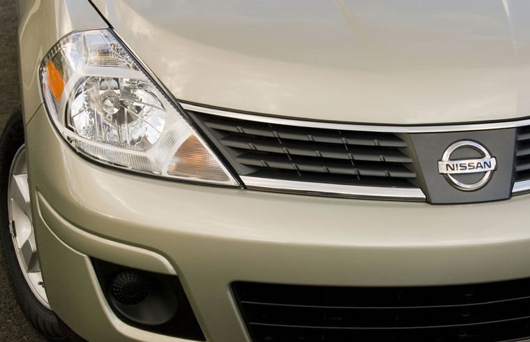 2008 Nissan Versa Sedan Headlight Picture